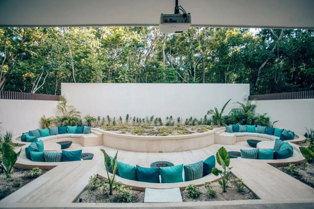 Modern chic 1 bedroom apt w/ rooftop infinity pool