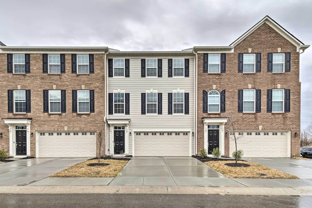Modern & Spacious Family Home w/ Pool Access!