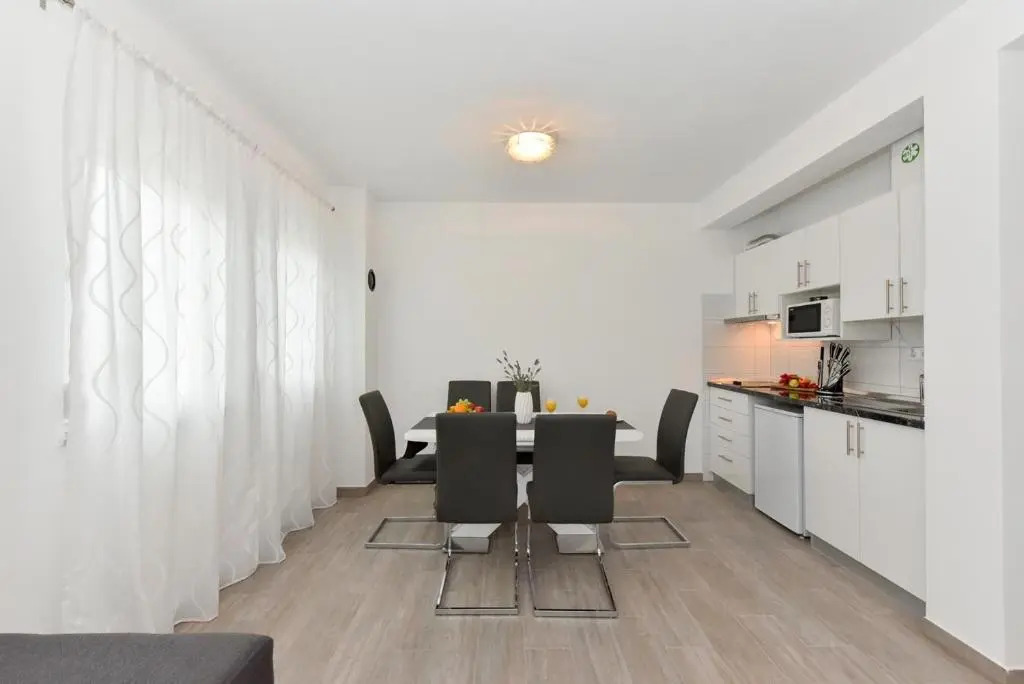 Crowonder Luxury Vir- 6 New Apartments for Families with Playground for Kids