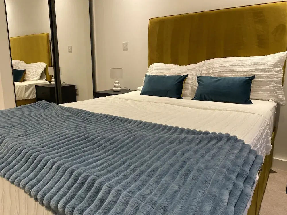 Cosy Stunning two Bed Apartment With Balcony