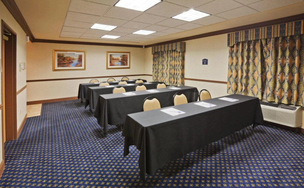 Holiday Inn Express Hotel and Suites Jenks by IHG