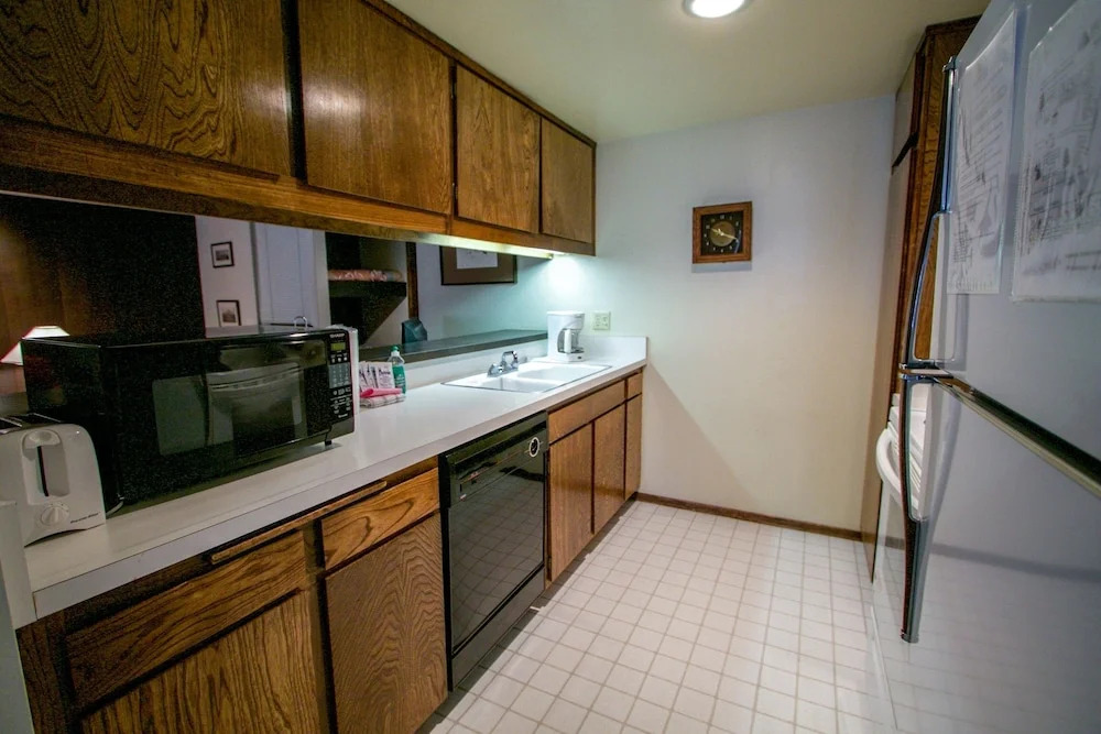 Horizons 4 189 Downtown Location On Shuttle Route, Great Complex Amenities by RedAwning