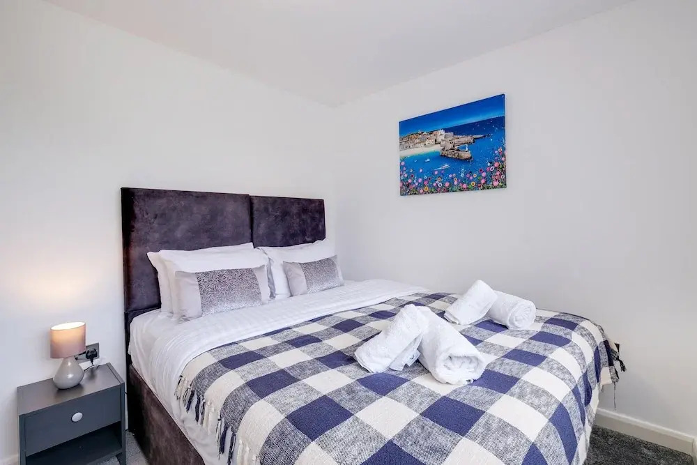 Elegant 5 Bed Home with Garden- Slough