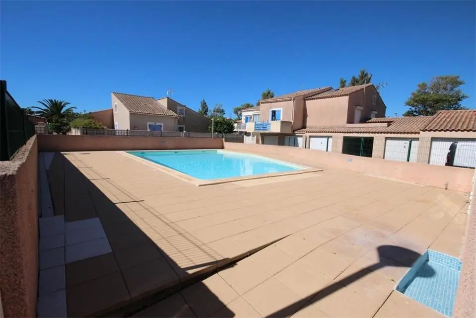 Belle villa dangle, 6 couchages, cuisine climatisée, 3 chambres terrasse ombragée parking dans résidence sécurisée avec piscine commune, 400m de la mer, LROND24