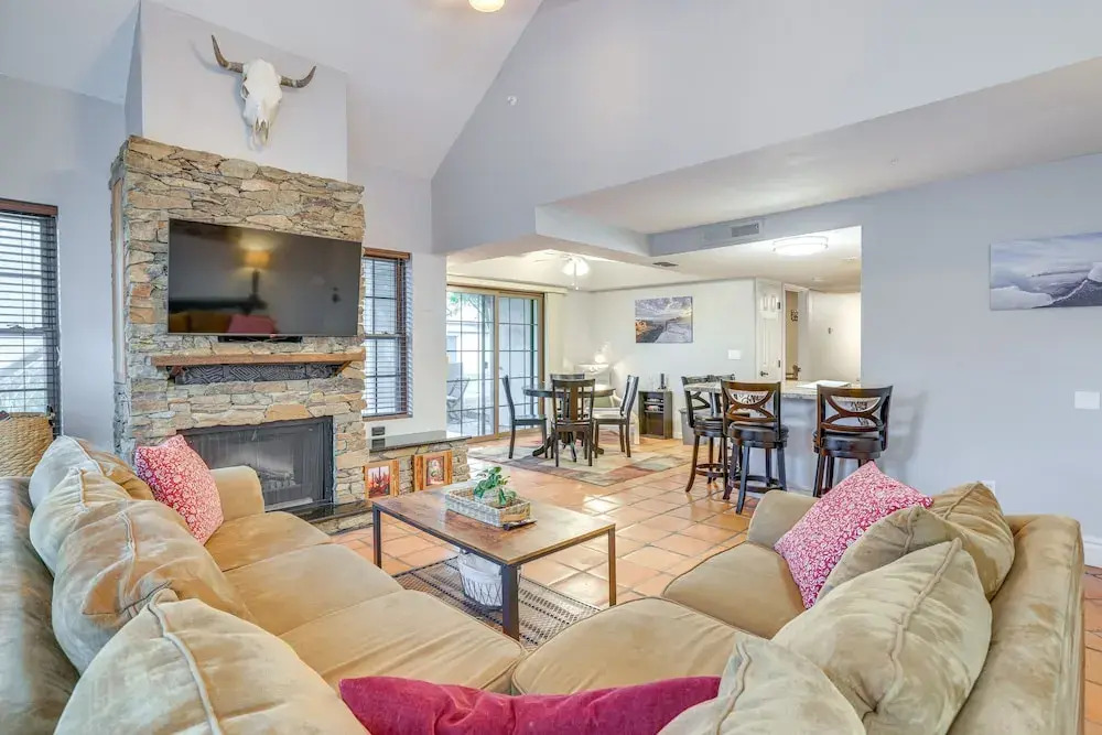 Walk to Park: Scottsdale Condo w/ Community Pool!
