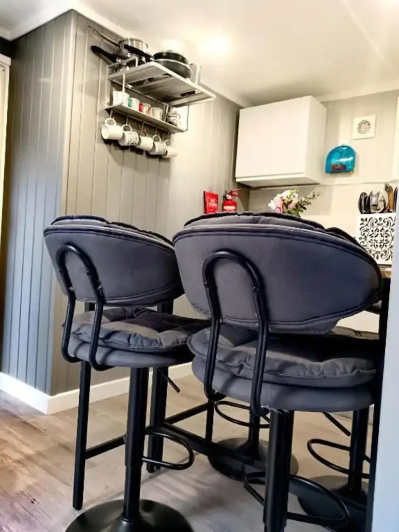 2-bedroom Guesthouse in Derby City, Parking, Wi-fi