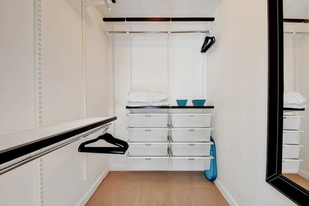 2BR 2 5BA Stunning Townhouse in Downtown Austin by RedAwning