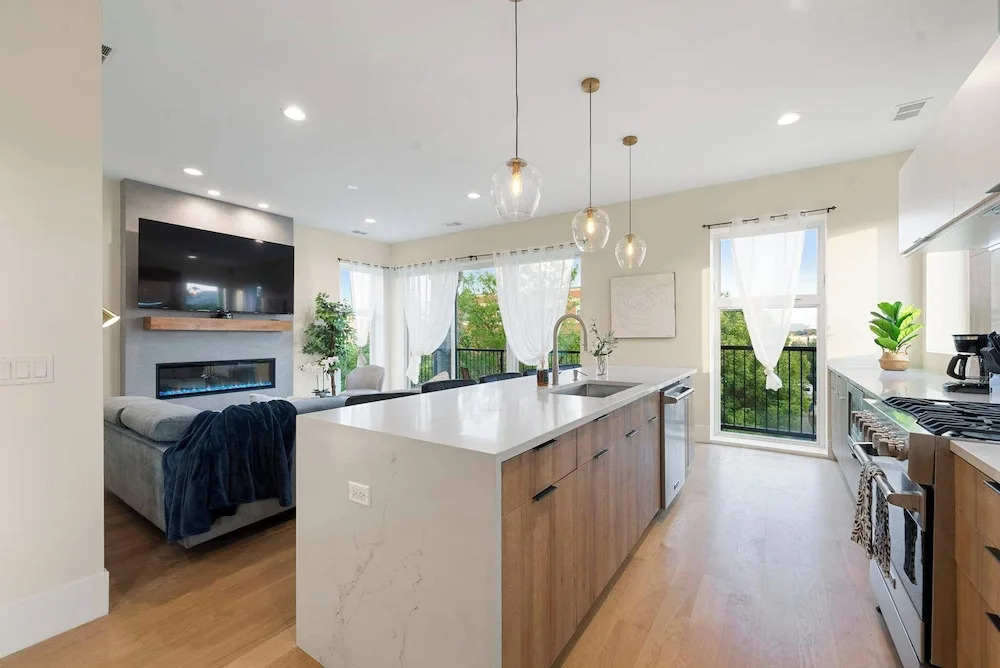 New 3bed 2bath Condo With Parking by United Center