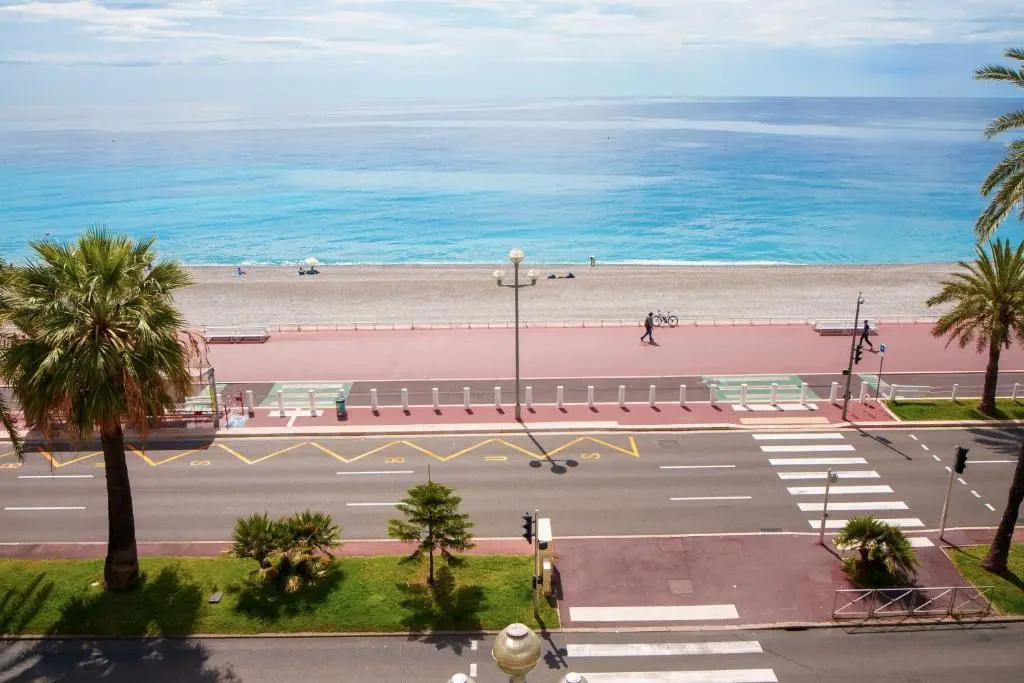 Like in a Boat , 2BR 2BA with big balcony in front of the sea