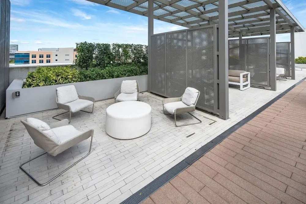 Landing Chic 1BD Gym Rooftop Lounge