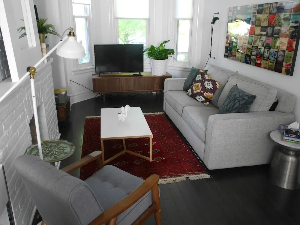 Stunning Two Level Home 3 Bedrooms