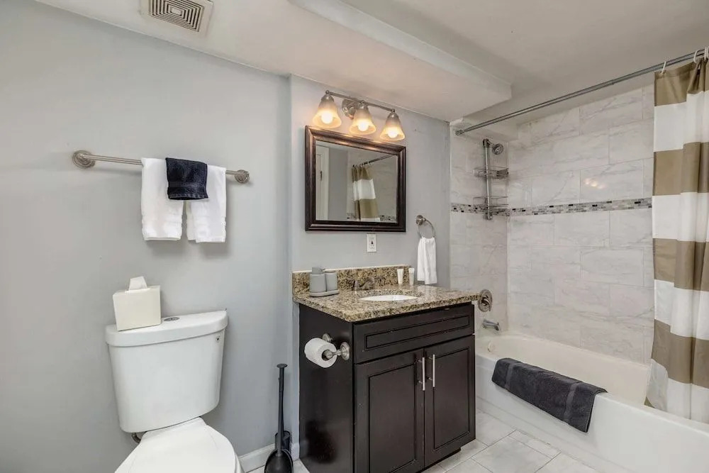 Classic CWE Apts with Full Kitchen by Zencity