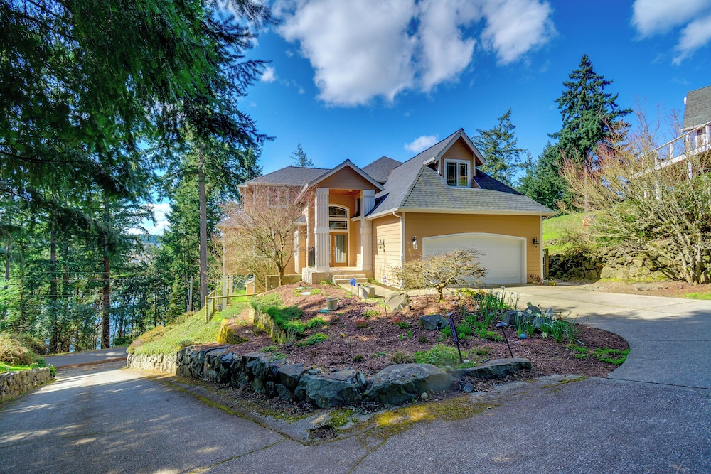 Premier Gig Harbor Home! Views, Spa & Billiards