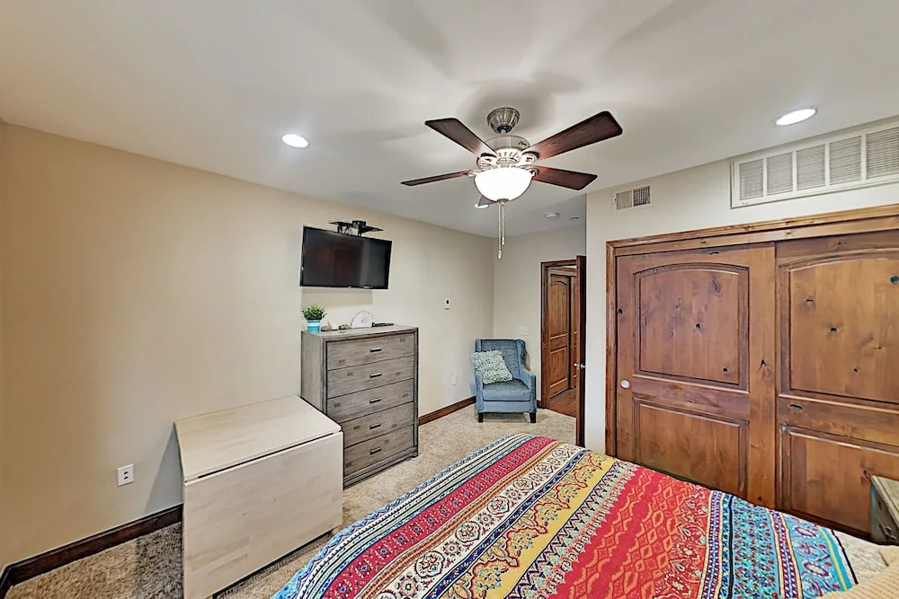 3987mant 3 Bedroom Condo