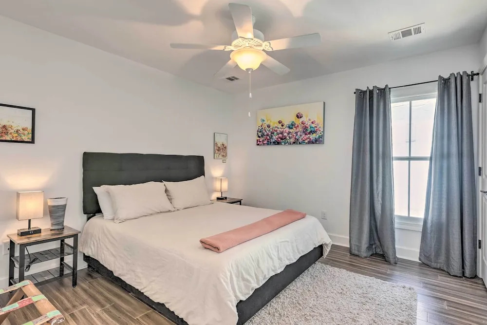 Updated Savannah Apartment - Walk to Forsyth Park!