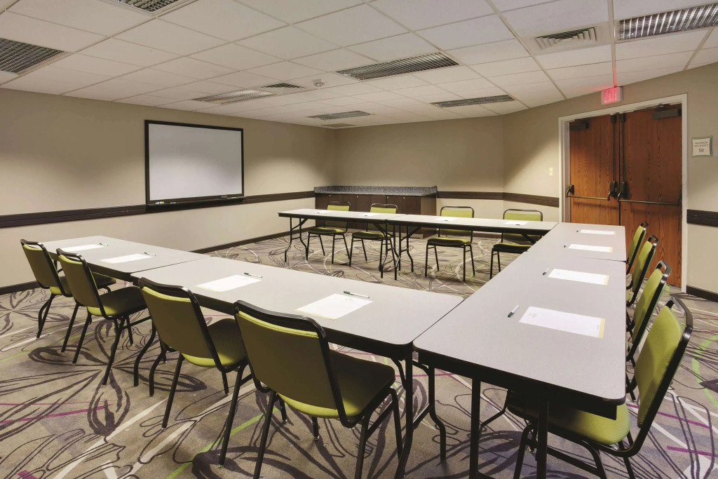 La Quinta Inn & Suites by Wyndham Detroit Metro Airport