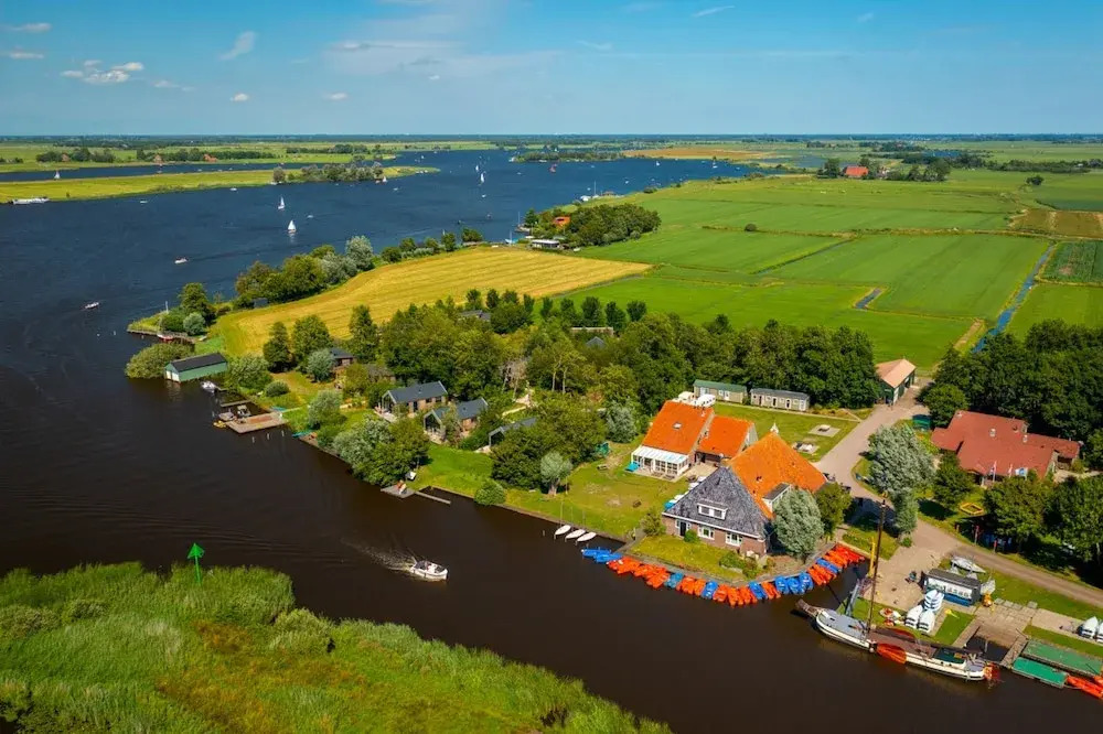 Het Voorhuis van de Oude Boerderij aan de Friese Meren met Eigen Steiger