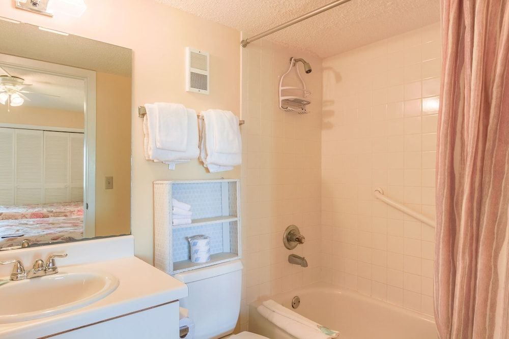 Gulf Shore Condo #118 - 2 Br condo by RedAwning