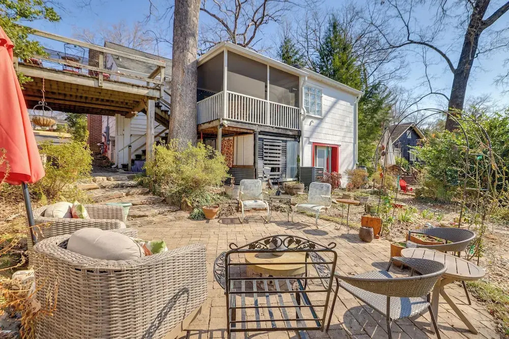 Unwind Fireside & Walk to Dtwn! Tyron Retreat