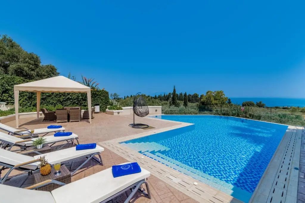 Frido Luxury Villa with Jacuzzi