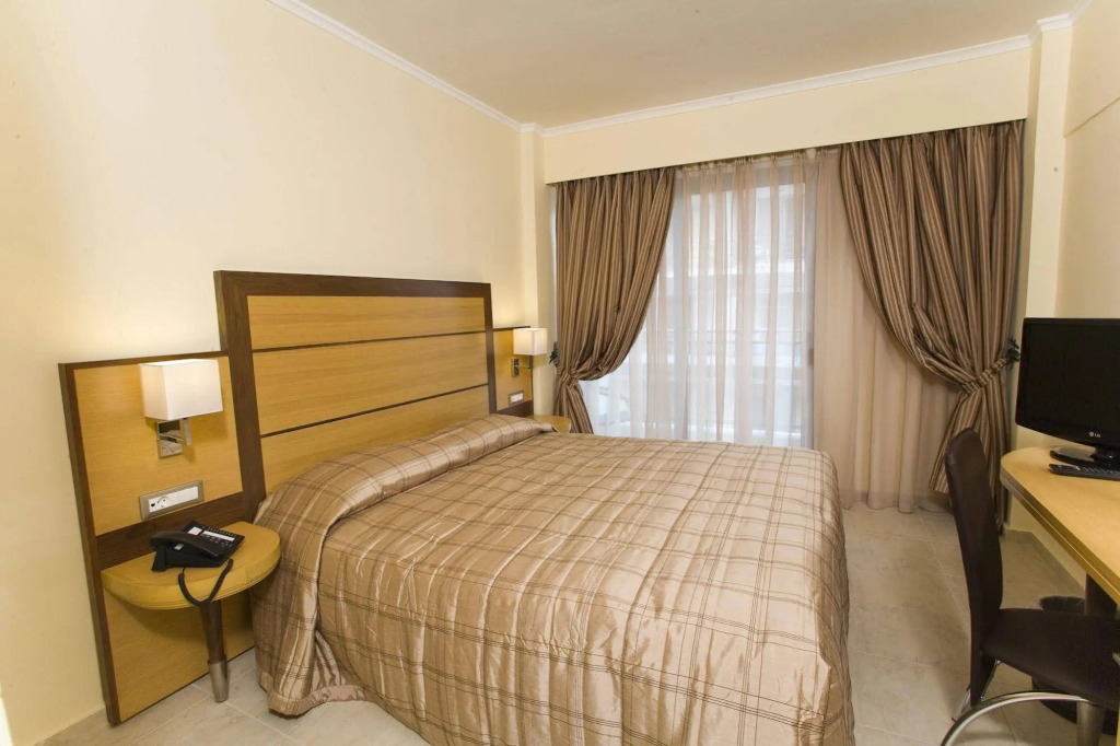 Manousos City Hotel