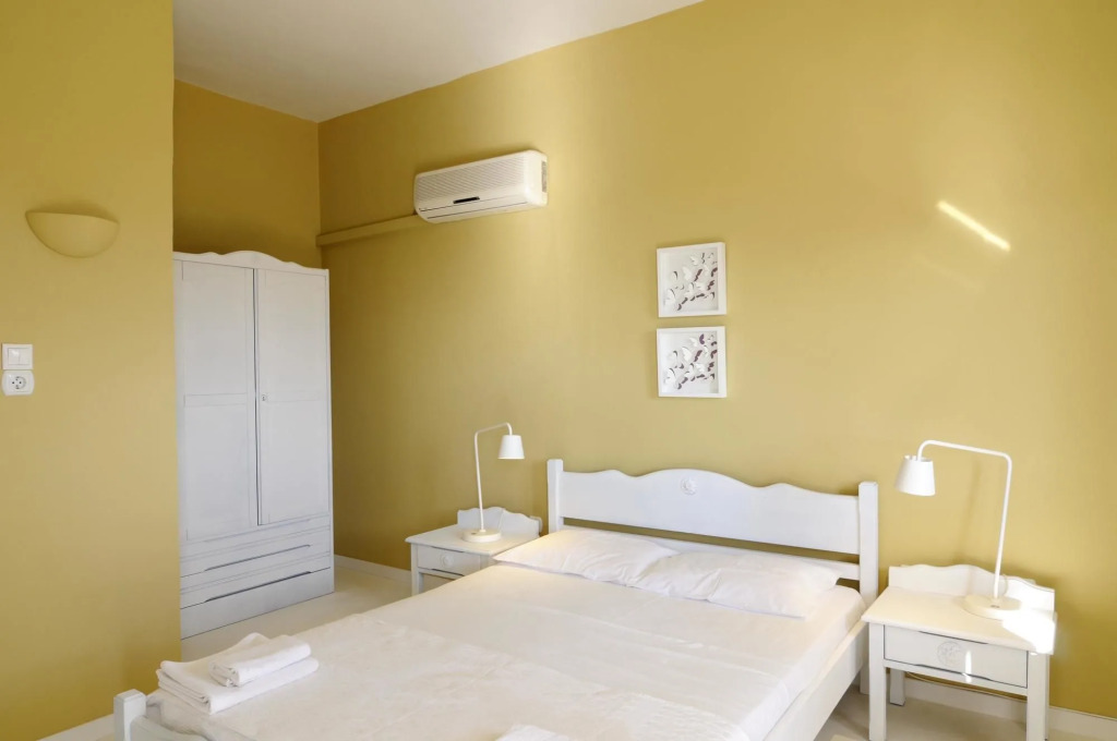 Kymothoi Rooms & Pool Bar
