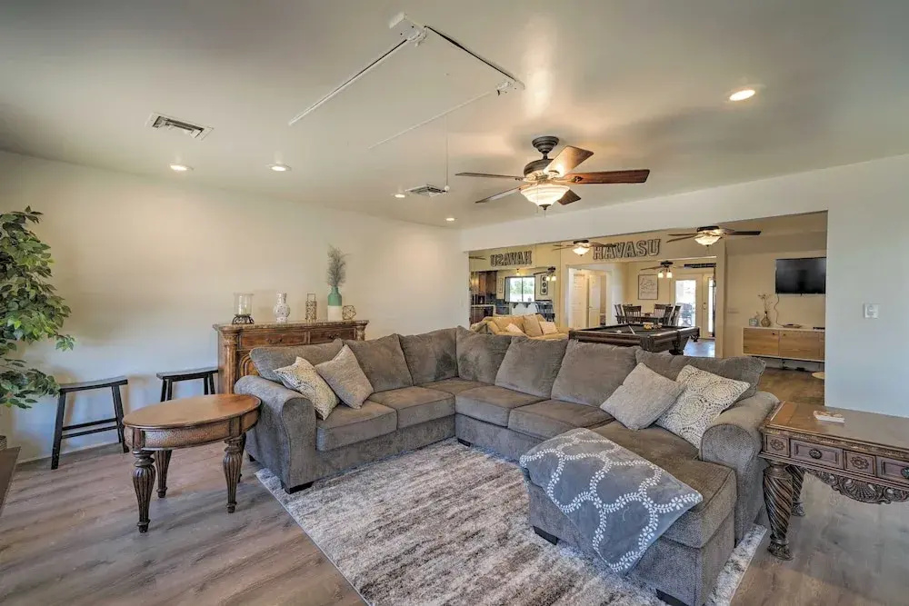 Putting Green & Pool Table: Lake Havasu City Gem!