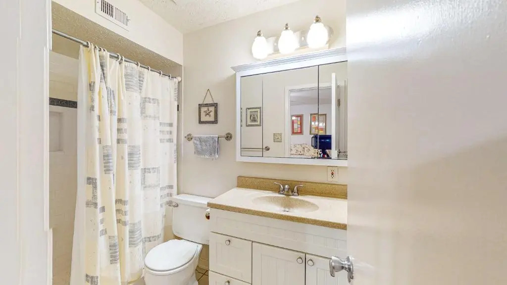 EC134 Newly Remodeled Ground Floor Condo, Boardwalk to Beach, Shared Pool and Grill