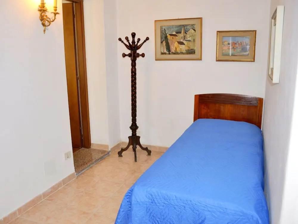 Holiday home with private garden, about 1 km from the lake