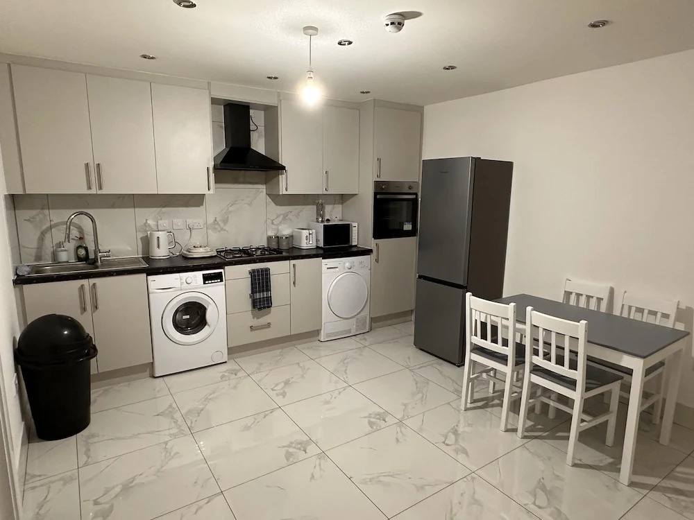 6-bed 3-bath Home - Sleeps 14 & Free Parking