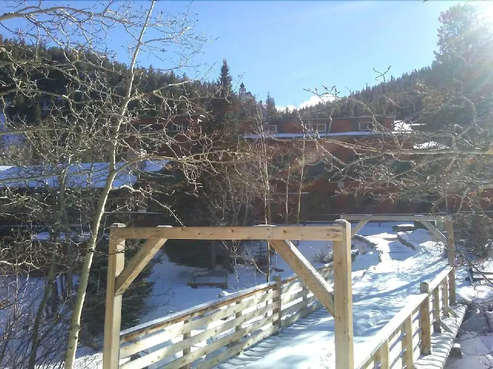 Riverside Lodge & Retreat