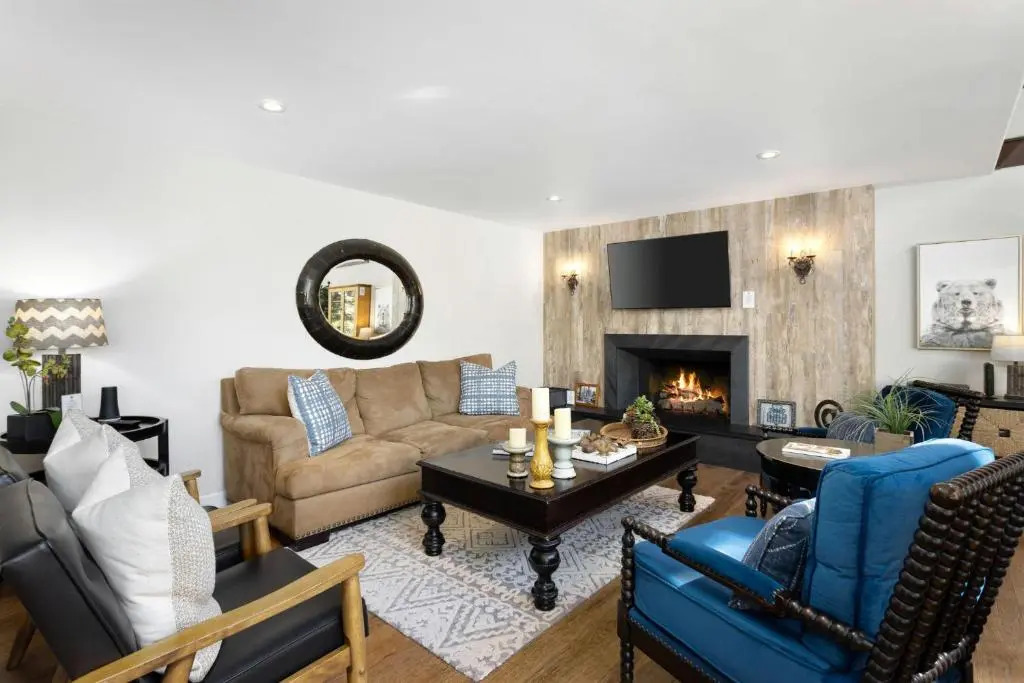 Snowflower Cabin Modern Luxe, 2 Level, 1500 sqft, AC, View, Dogs, Walk to Village