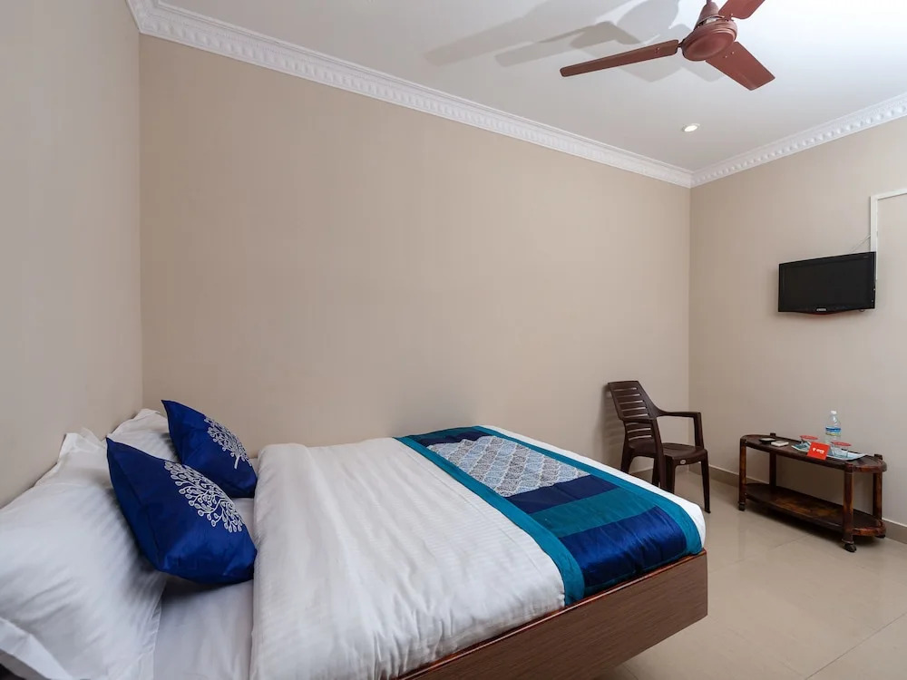 OYO 15477 New Royal Inn