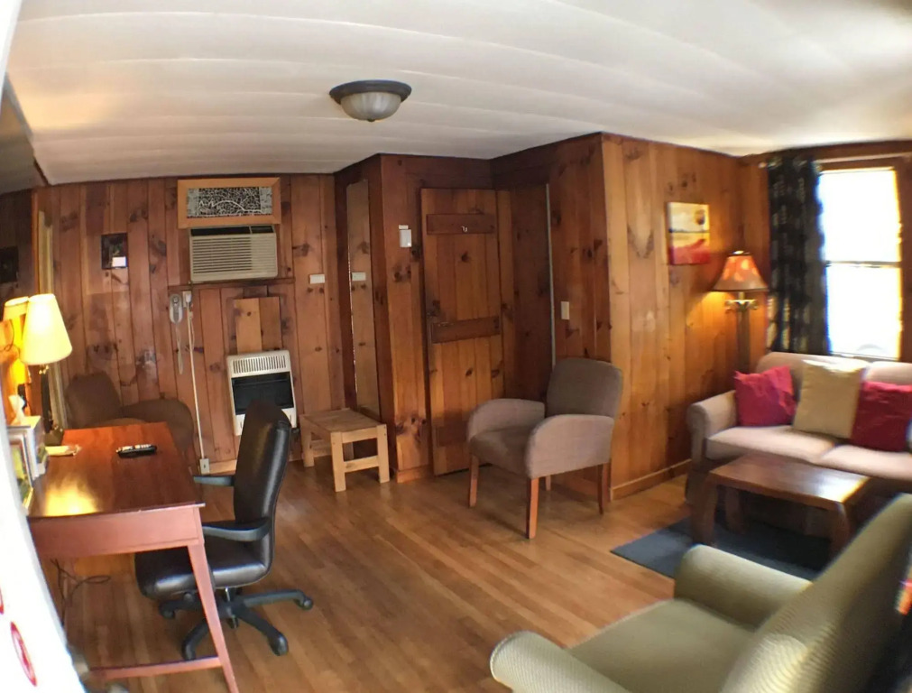 CedarWood Inn