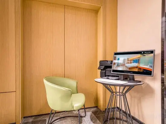 World Smart Hotel (Lankao Jiaoyulu Memorial Hall)