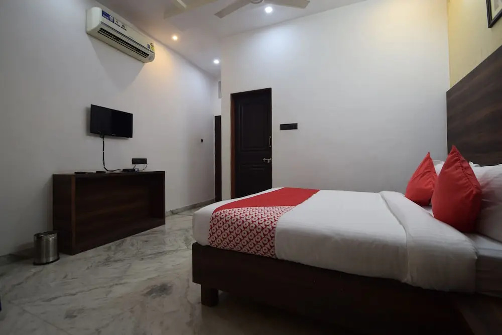 OYO Flagship 18321 Hotel Royal Sanj