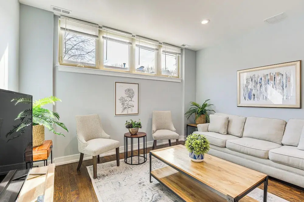 Walk to Blue Line: Sleek Apartment in Bucktown!