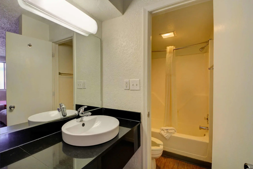 Economy Hotel Plus