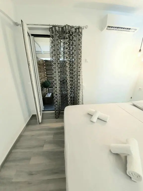 Lux studio 12 with yard in the heart of Athens