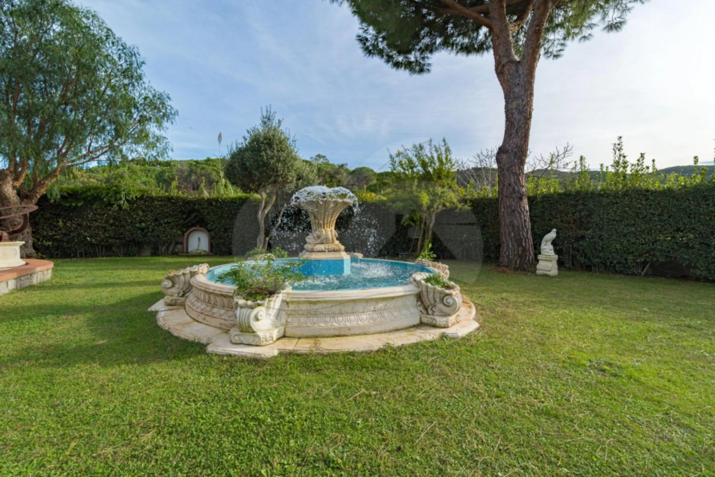 Albero del Pepe 2 with lush garden-ALBERO DEL PEPE 2