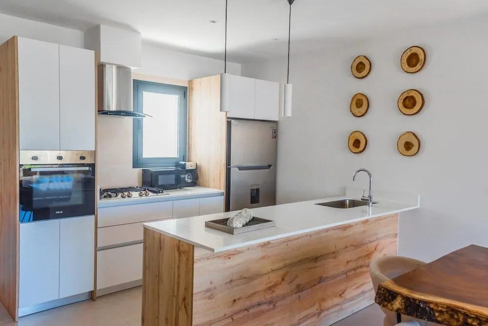 Brand new Luxury Condo With Private Picuzzi 1 Block From the Beach