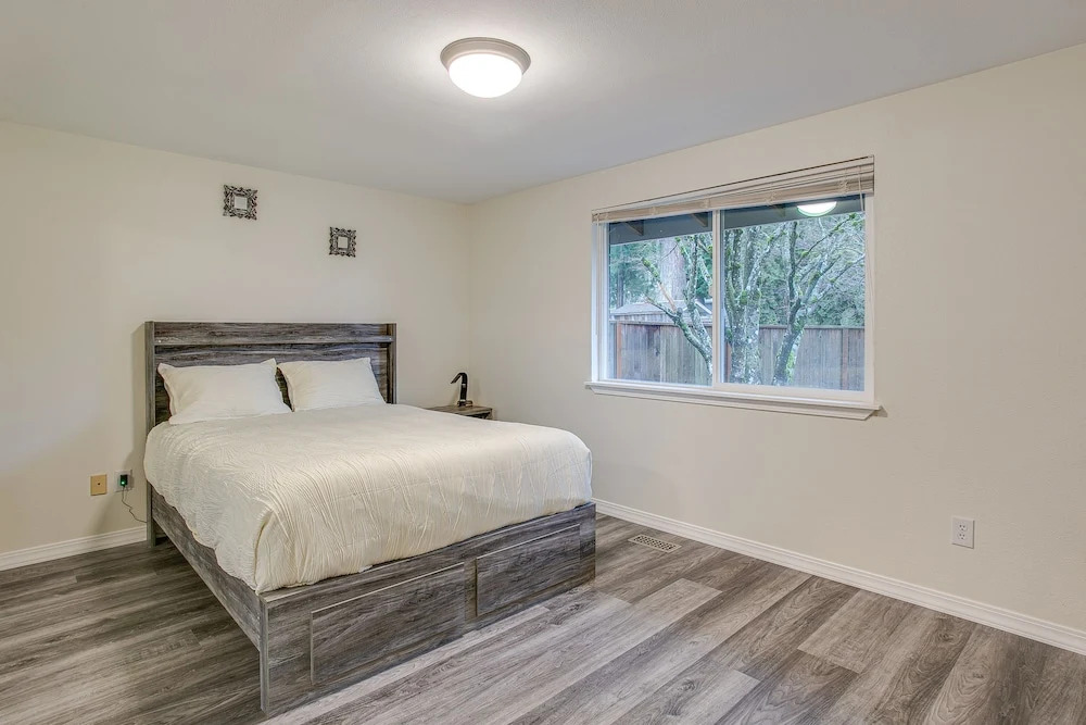 Modern Puyallup Townhome w/ Backyard & Fireplace