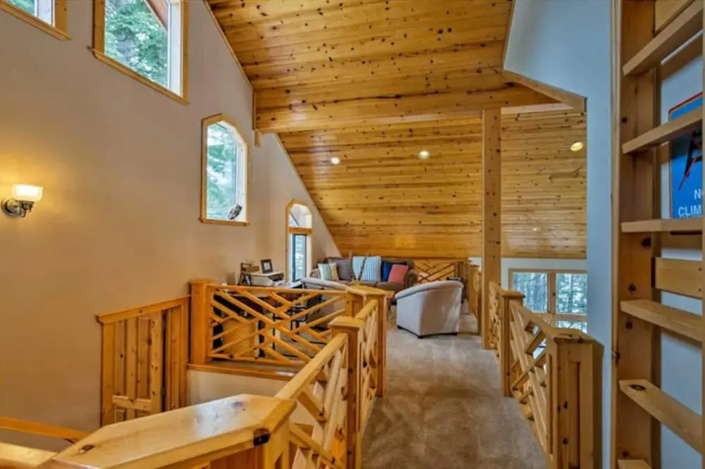 Black Bear by Avantstay Spacious Viking Lodge in Tahoe Donner w/ Game Room & Hot Tub!
