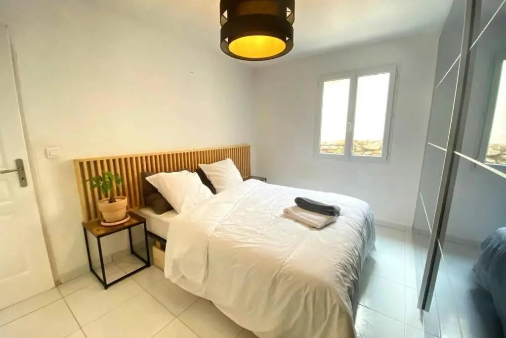 VILLA 6 PERSONNES /PISCINE/CAMPAGNE/TERRAIN DE PETANQUE/15 km BANDOL