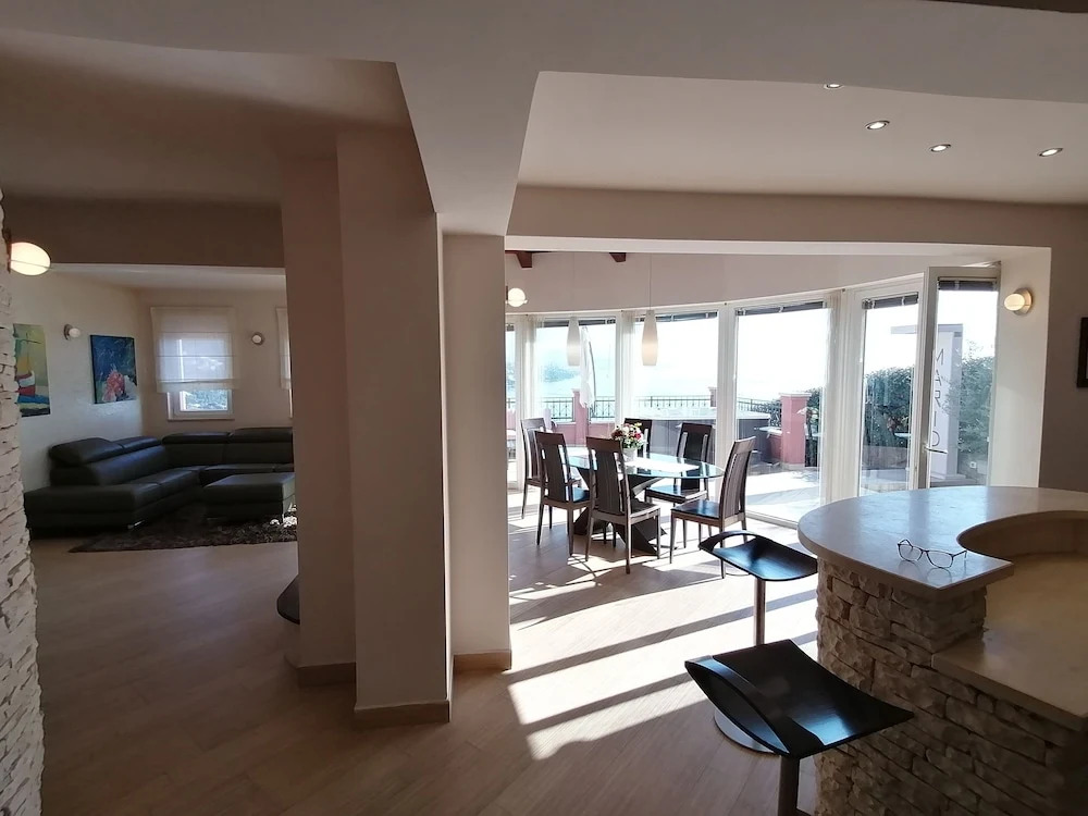 Luxury Three-bedroom Apartment With Amazing Overlook at the sea
