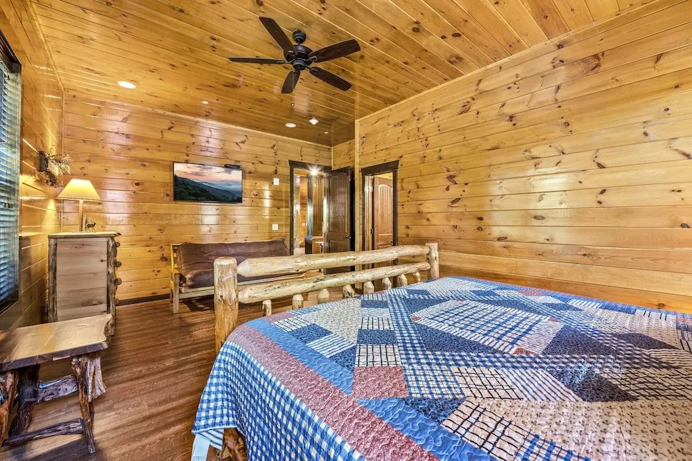 The Big Oak Lodge 16 Bedroom Home by Redawning