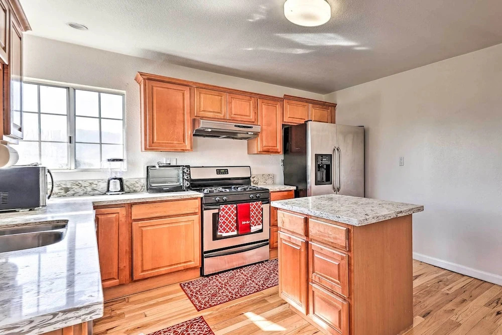 Mtn-view Home < 1 Mi to Lake Elsinore!
