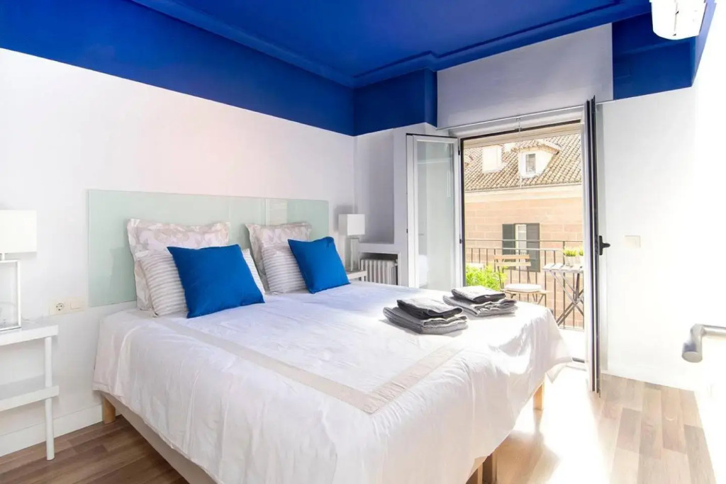 Sunny Apartment at the foot of Royal Palace by Batuecas