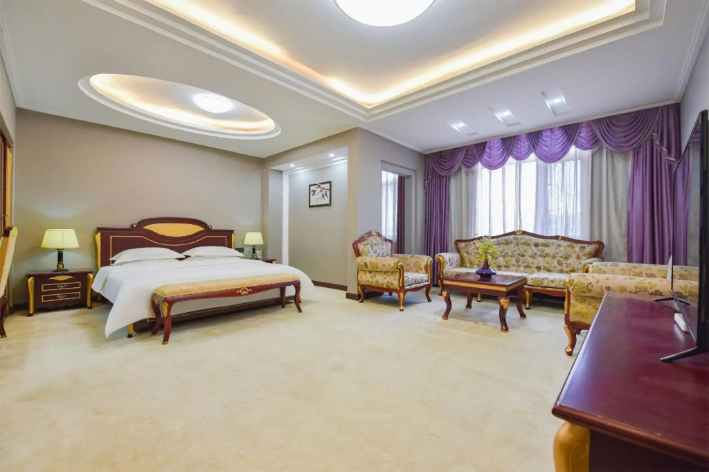Hefeng Huarong Business Hotel