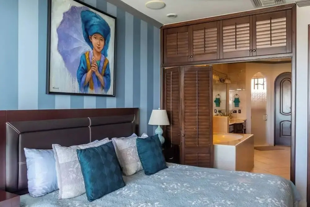 Luxury Beachfront Condo on Sandy Beach